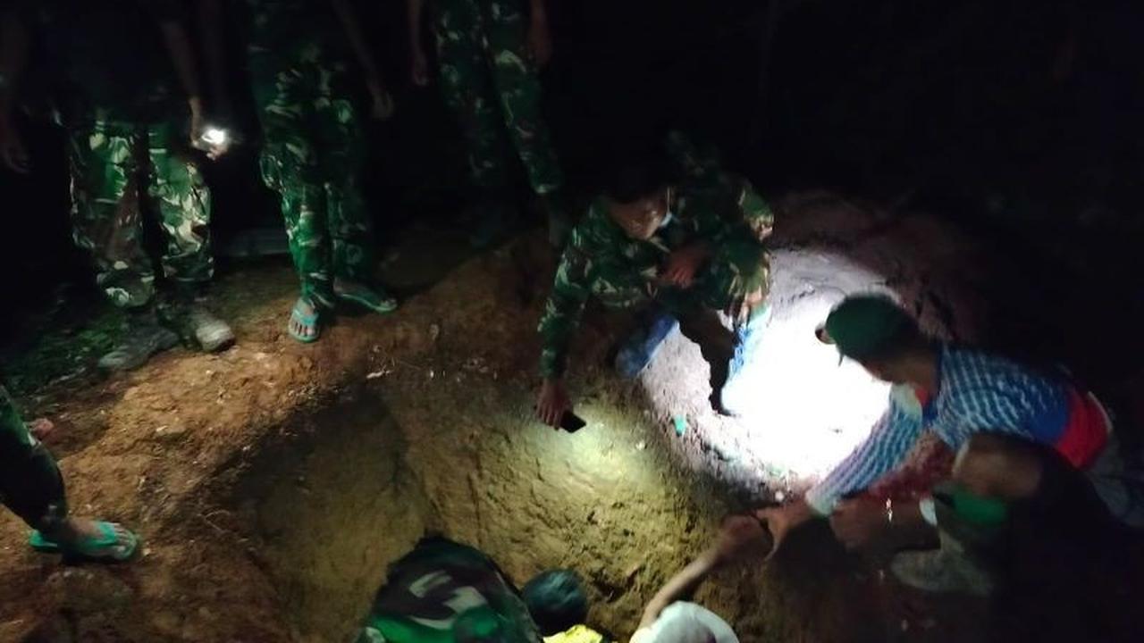 TNI AD Bantu Korban Banjir Agam, Terjang Medan Sulit untuk Pemakaman Jenazah
