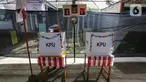 Warga melakukan pemungutan suara pada Pilkada Tangerang Selatan di TPS 49 Cendana Residence, Pondok Benda, Pamulang, Rabu (9/12/2020). TPS 49 pada Pilkada Serentak 2020 mengusung tema Rindu Sekolah Lagi (Kisah-Kasih di Sekolah). (Liputan6.com/Fery Pradolo)