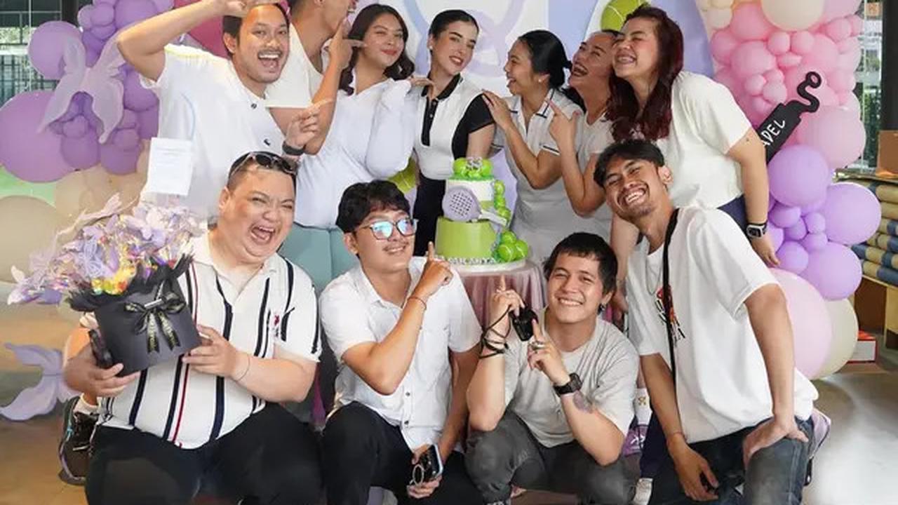 8 Potret Tampilan Tasya Farasya dan Tasyi Athasyia saat Rayakan Ulang Tahun ke-33 dengan Cara yang Berbeda