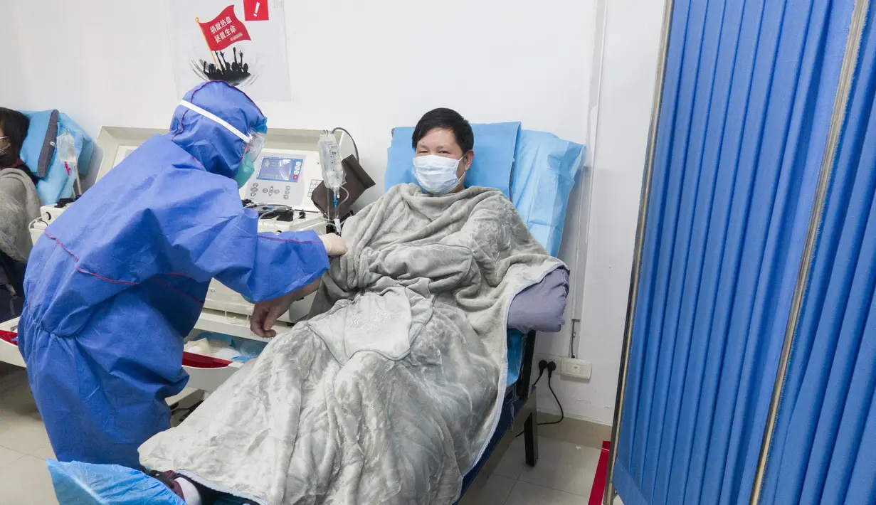 Pasien yang  pulih dari coronavirus menyumbangkan plasma di Pusat Darah Wuhan di Wuhan, Hubei, China (17/2/2020). Beberapa pasien yang telah sembuh menganggap menjadi donor sebagai cara berterima kasih kepada masyarakat karena telah menerima perawatan yang efektif dan tepat waktu. (Xinhua/Cai Yang)