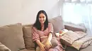 Potret terbaru dari Lady Nayoan di bulan Januari lalu. Ia tengah duduk di samping bayinya, memancarkan aura cantik walau tampil sederhana. Foto: Instagram.