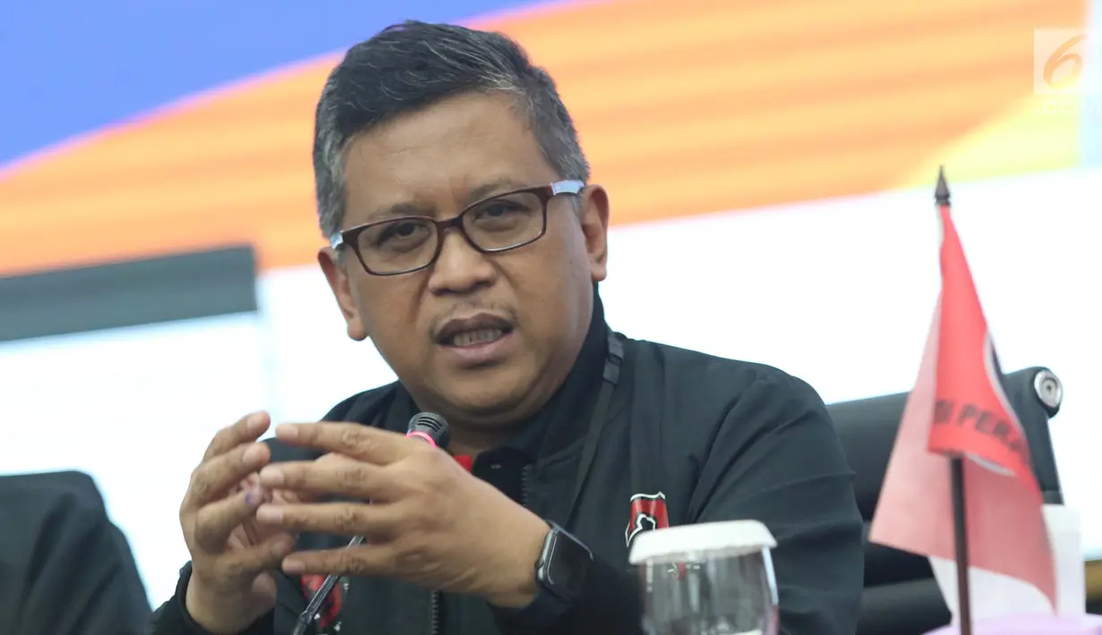 Sekjen PDI-P, Hasto Kristiyanto memberi keterangan terkait perolehan suara pada Pemilu 2019 di Jakarta, Jumat (19/4). BSPN PDI-P merilis data livecount perolehan suara Pileg serta Pilpres 2019 berdasar data C1 yang terverifikasi. (Liputan6.com/Helmi Fithriansyah)