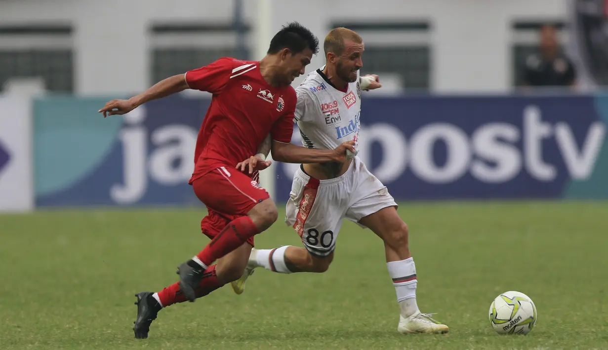 Gelandang Persija Jakarta, Sandi Sute, berebut bola dengan gelandang Bali United, Paulo Sergio, pada laga Piala Indonesia 2019 di Stadion Wibawa Mukti, Minggu (5/5). Persija menang 1-0 atas Bali United. (Bola.com/M Iqbal Ichsan)