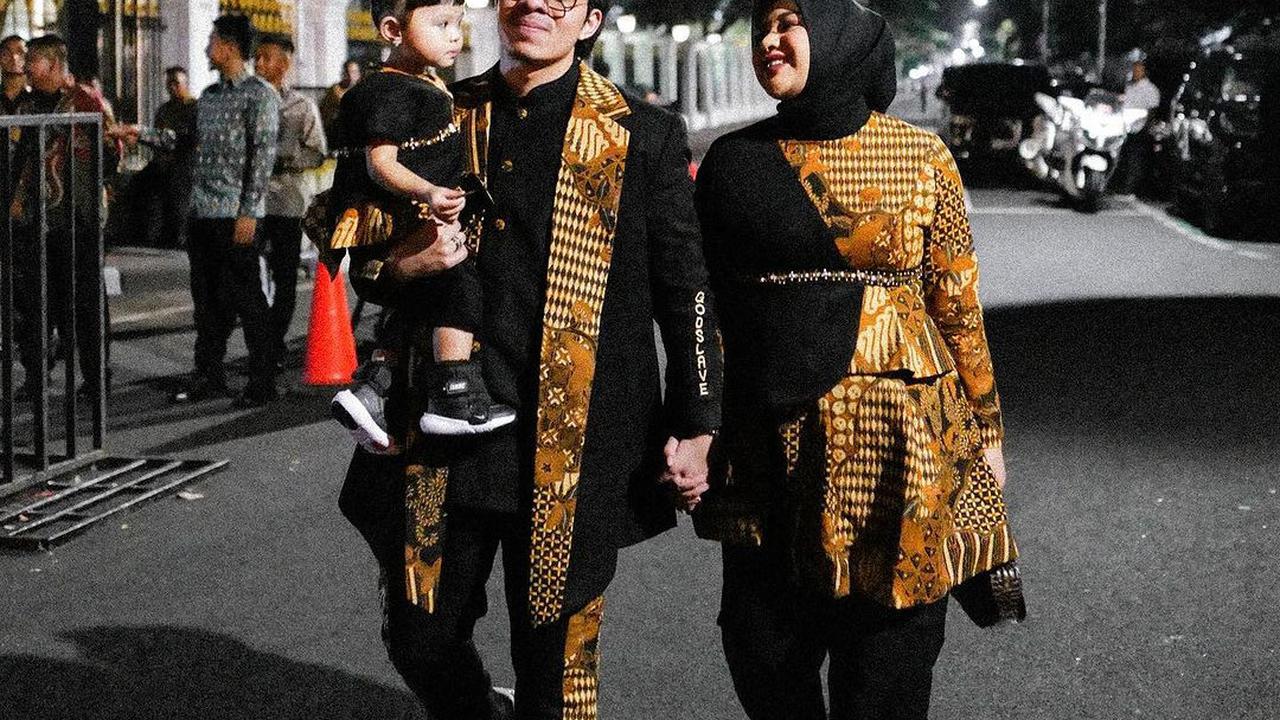 8 Ide Baju Batik Couple Keluarga dari Artis di Istana Berbatik, dari Atta Halilintar-Aurel Hermansyah hingga Christian Sugiono-Titi Kamal