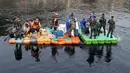 Ratusan personel gabungan TNI/ POLRI dan petugas penanganan prasarana dan sarana umum (PPSU) mengangkat sampah liar di Kanal Banjir Barat kawasan RPTRA Kalijodoh Jakarta, Sabtu , 15 Agustus 2026. (KLY/ Arie Basuki).