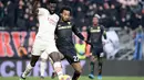 Gelandang AC Milan, Tiemoue Bakayoko (kiri) berebut bola dengan penyerang Venezia, Gianluca Busio pada pertandingan lanjutan Liga Serie A Italia di stadion Penzo, Venesia, Italia, Minggu (9/1/2022). AC Milan menang atas Venezia 3-0. (AFP/Marco Bertorello)