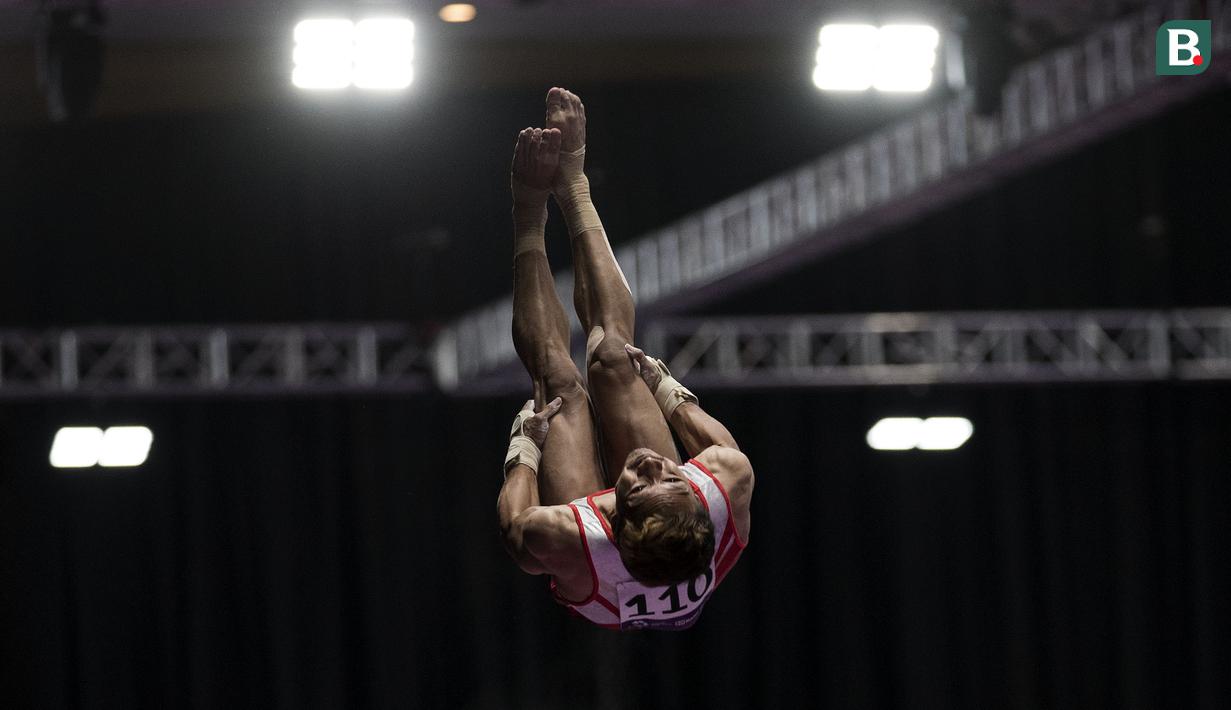 Agus Prayoko pesenam Indonesia yang turun di nomor kuda lompat ( pole vault) berhasil meraih medali perunggu di Asian Games 2018 yang bertempat di JIExpo Kemayoran Hall D, Jakarta Jumat (24//8/2018). (Bola.com/Peksi Cahyo)