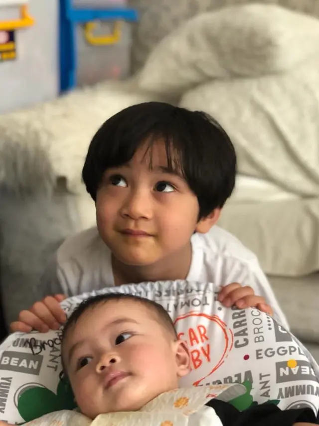 Potret Gemas Kedekatan Rafathar dan Zayn, Bak Saudara Kandung
