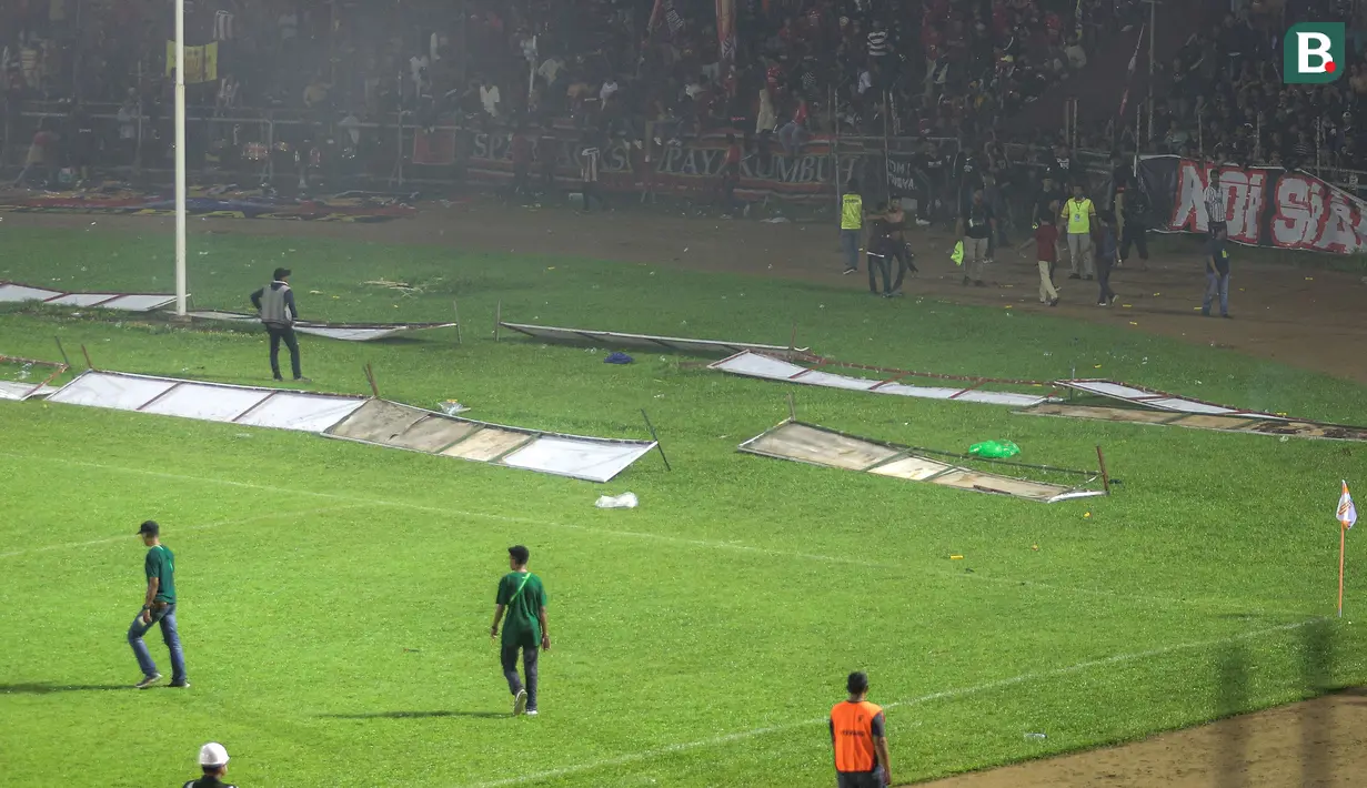 <p>Laga leg kedua final Pegadaian Liga 2 2023/2024 antara Semen Padang menghadapi PSBS Biak dihentikan untuk keunggulan PSBS Biak 3-0 atas Semen Padang akibat ulah suporter yang menyalakan flare dan memasuki lapangan di Stadion GOR Haji Agus Salim, Padang, Sabtu (9/3/2024). (Bola.com/Bagaskara Lazuardi)</p>