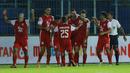 Para pemain Persija Jakarta merayakan gol kedua yang dicetak gelandang Marc Klok ke gawang Bhayangkara Solo FC dalam laga matchday ke-3 Grup B Piala Menpora 2021 di Stadion Kanjuruhan, Malang, Rabu (31/3/2021). Persija menang 2-1 atas Bhayangkara Solo FC. (Bola.com/M Iqbal Ichsan)