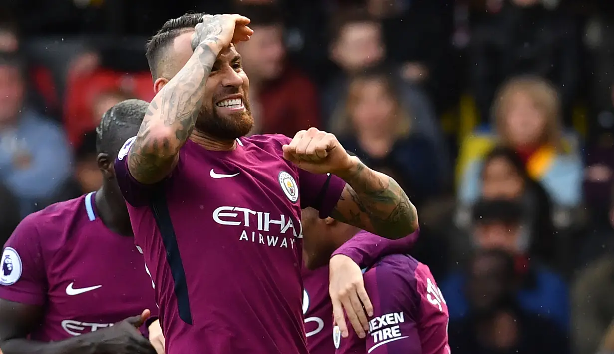 Gaya Pemain Manchester City, Nicolas Otamendi merayakan golnya saat melawan Watford pada lanjutan Premier League di Vicarage Road, Watford, (16/9/2017). Manchester City menang 6-0. (AFP/Ben Stansall)