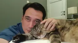 Tengku Firmansyah, bersama Babang Tiger, salah satu kucing kesayangannya yang sering membuatnya ngantuk. (Foto: Instagram/@tengku_firmansyah)