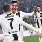 Striker Juventus, Cristiano Ronaldo, melakukan selebrasi bersama Paulo Dybala usai membobol gawang Frosinone pada laga Serie A di Stadion Allianz, Turin, Jumat (15/2). Juventus menang 3-0 atas Frosinone. (AP/Alessandro Di Marco)