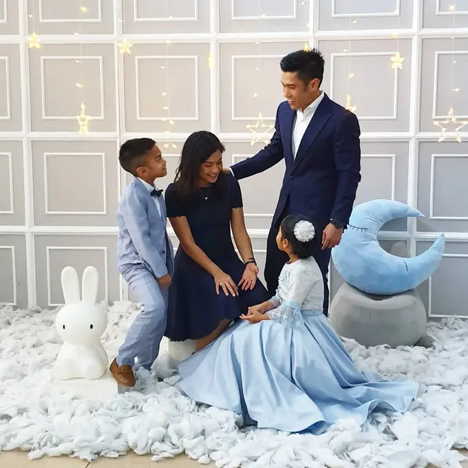 Dian Sastro dan keluarga/Instagram @therealdisastr