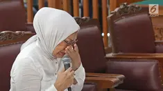 Terdakwa kasus dugaan penyebaran berita bohong atau hoaks Ratna Sarumpaet menangis saat menjalani sidang lanjutan di PN Jakarta Selatan, Selasa (18/6/2019). Sidang tersebut beragenda pembacaan pledoi atau nota pembelaan dari terdakwa. (Liputan6.com/Herman Zakharia)