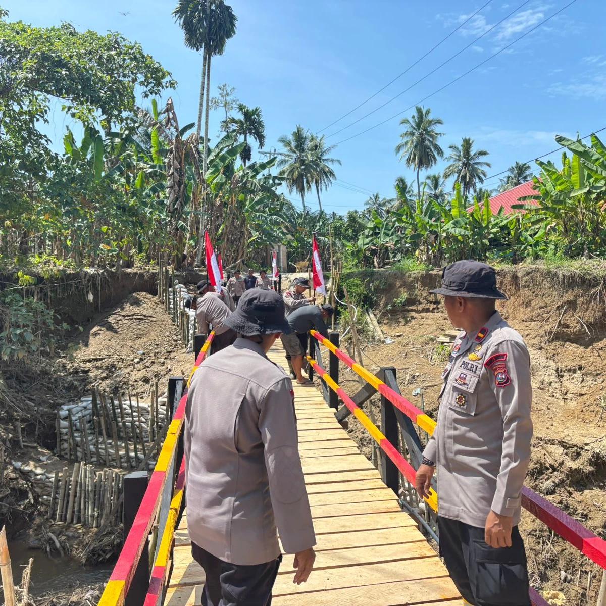 Brimob Polda Sumbar Rampungkan Jembatan Darurat Penghubung Kataping–Sungai Buluah