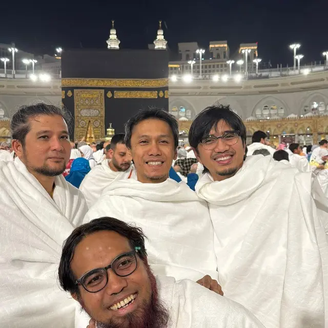 Potret Sakti Bagikan Momen Umrah Bareng Sheila on 7 (credit: instagram/salman_al_jugjawy).