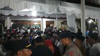 Ribuan pelayat memadati kompleks Ponpes Buntet Cirebon untuk melayat hingga mengantar KH Nahduddin Royandi Abbas ke persemayaman terakhir. Foto (Liputan6.com / Panji Prayitno)