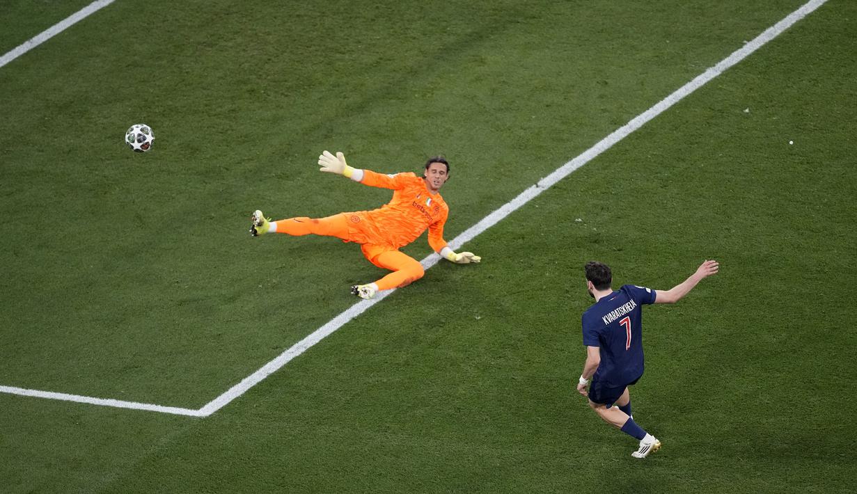 Pemain PSG, Khvicha Kvaratskhelia (kanan) mencetak gol keempat timnya ke gawang Inter Milan yang dijaga oleh Yann Sommer dalam laga final Liga Champions 2024/2025 di Allianz Arena, Munchen, Jerman, Minggu (01/06/2025) dini hari WIB. (AP Photo/Markus Schreiber)