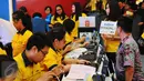 Petugas melayani pengunjung yang ingin memesan tiket di Event BCA Travel Fair 2016, Jakarta, (11/03/16). Event ini menggunakan maskapai ternama, Singapore Airlines ditawarkan dengan harga mulai dari Rp 800.000 an. (Liputan6.com/Faisal R Syam)