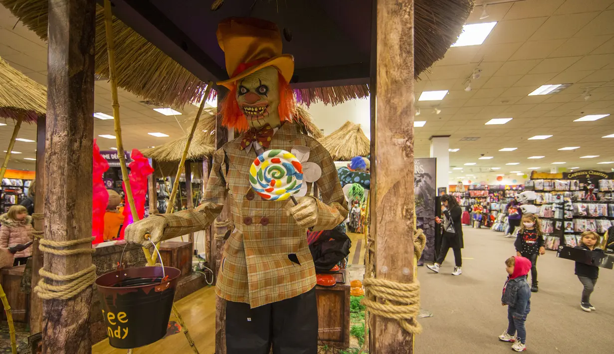 Anak-anak mengunjungi sebuah toko di Mississauga, Ontario, Kanada, pada 29 Oktober 2020. Warga Ontario mulai berbelanja dekorasi dan menghias rumah mereka untuk menyambut Halloween. (Xinhua/Zou Zheng)