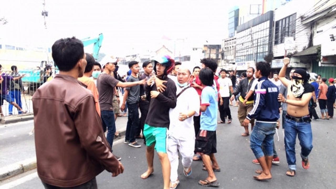 Aksi sengit warga Kampung Pulo bentrok dengan Satpol PP