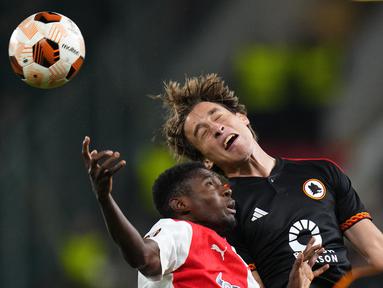 Bek Slavia Praha, Oscar Dorley berebut bola dengan gelandang AS Roma, Edoardo Bove pada duel matchday 4 Grup G Liga Europa 2023/2024, Jumat (10/11/2023) dini hari WIB. (AP Photo/Petr David Josek)