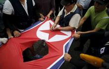 Protes anti-Korut, massa Korsel robek bendera Kim Jong-un