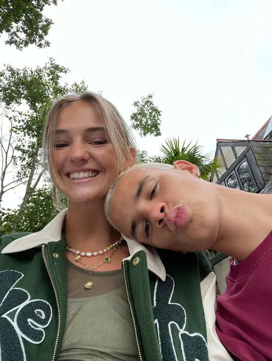 Mia Regan juga memiliki pesona cantik yang natural, kerap kali ia tampil tanpa makeup namun tetap menarik perhatian. (Foto: Romeo Beckham Instagram)