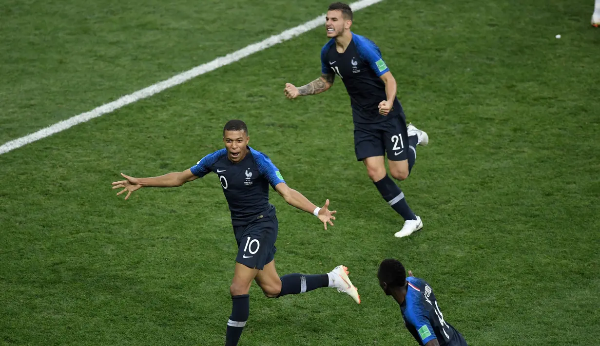 Striker timnas Prancis Kylian Mbappe (tengah) merayakan selebrasi usai mencetak gol ke gawang Kroasia pada menit ke-65 dalam pertandingan sepak bola final Piala Dunia 2018 di Stadion Luzhniki, Moskow (15/7). (AFP PHOTO / Gabriel Bouys)