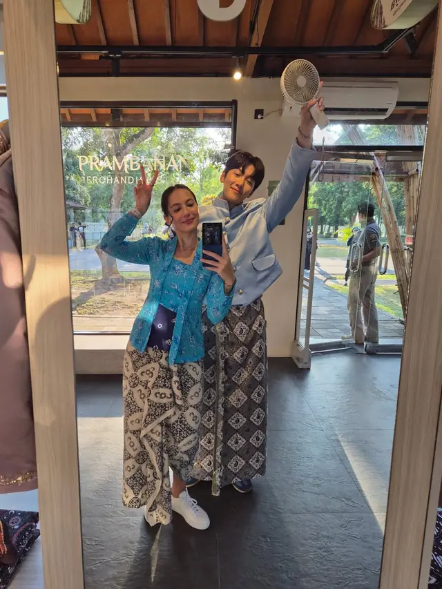 Bak Bestie, Pevita Pearce dan Ji Chang Wook Pamer Wajah Glowing Saat Foto di Prambanan