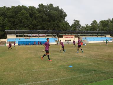 Vietnam kembali berulah. Timnas Indonesia yang dijanjikan mendapat tempat latihan yang sama dengan tuan rumah ternyata tak terwujud. Pasukan Shin Tae-yong kembali berlatih di lapangan sebelumnya, Tam Nong, Senin (9/5/2022) yang memiliki kualitas rumput buruk. (Bola.com/Ikhwan Yanuar)