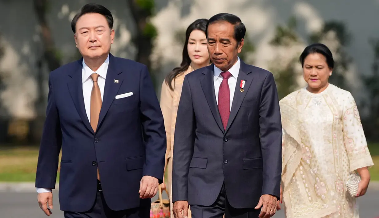 Yoon Suk Yeol dan Kim Keon Hee disambut Jokowi dan Iriana. (AP Photo/Achmad Ibrahim)