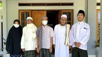 Ulum Ul Agnia (paling kiri) berfoto dengan pimpinan ponpes Al-Aziziyah dan keluarga.