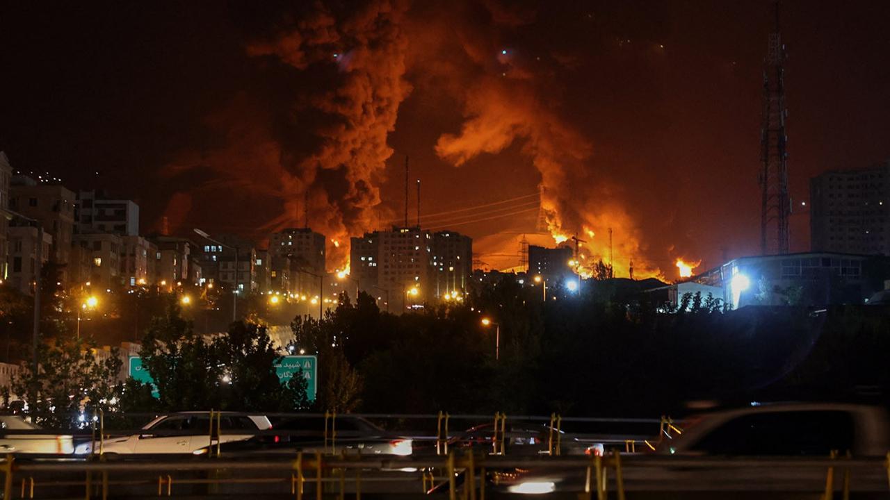 FOTO:  Serangan Udara Israel Memicu Kebakaran Besar Depot Minyak di Teheran
