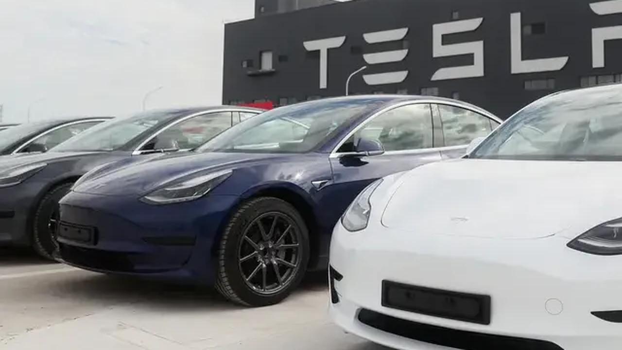 Di segmen pasar mobil listrik, BYD mampu menduduki peringkat pertama, mengunguli Tesla, merek EV asal Amerika Serikat yang berada di peringkat kedua, dan Volkswagen (VW) di urutan ketiga.&nbsp;