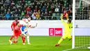 <p>Pemain Swiss Remo Freuler (kiri) mencetak gol ke gawang Republik Ceko yang dijaga Tomas Vaclik (kanan) pada pertandingan sepak bola Grup A2 UEFA Nations League di Stadion Kybunpark, St. Gallen, Swiss, 27 September 2022. Swiss mengalahkan Republik Ceko dengan skor 2-1. (Gian Ehrenzeller/Keystone via AP)</p>