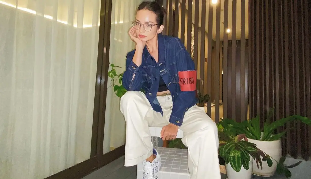 Simpel tapi stylish, Enzy Storia memadukan cropped jacket dipadu celana kulot putih dan sneakers @enzystoria.