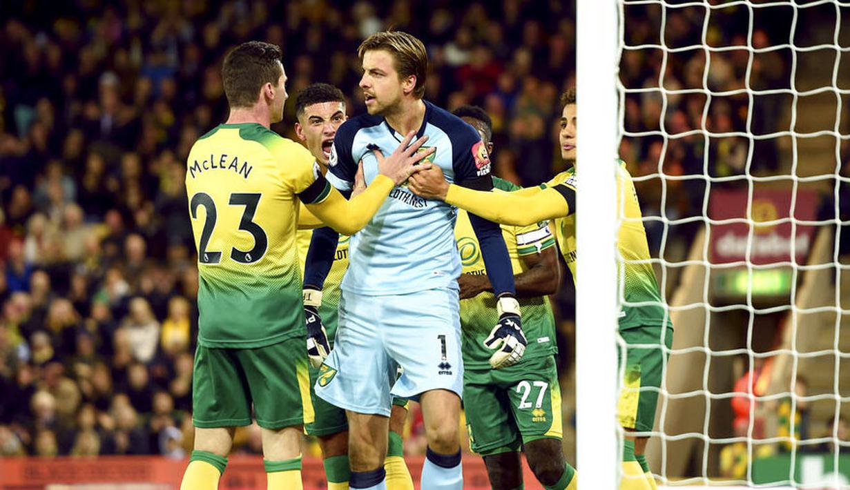 Kiper Norwich City, Tim Krul, melakukan selebrasi usai berhasil menghalau tendangan pemain Manchester United pada laga Premier League 2019 Stadion Carrow Road, Norwich, Minggu (27/10). Manchester United menang 3-1 atas Norwich City. (AP/Joe Gidden)
