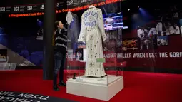 Petugas membersihkan etalase kaca berisi jubah milik Muhammad Ali, pada sesi pemotretan pameran tentang Ali bertajuk "I Am The Greatest", di O2 Arena, London, Kamis (3/3). Pameran tersebut tentang perjalanan hidup Ali di olahraga tinju (JUSTIN TALLIS/AFP)