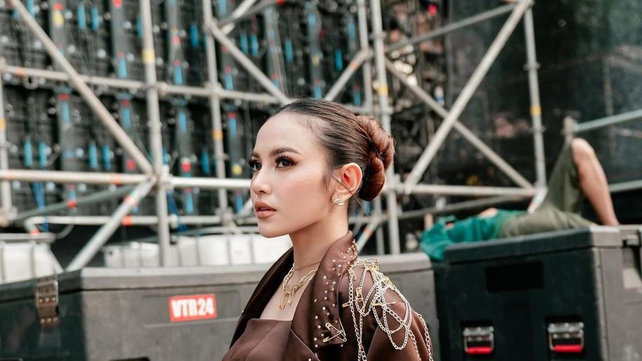 Borong Peniti, 6 Potret Mahalini Pakai Kostum Panggung yang Kreatif Bikin Salfok