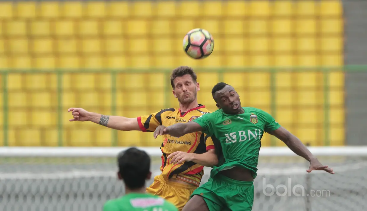 Duel pemain Bhayangkara FC, Guy Junior (kanan) dengan pemain Mitra Kukar, Jorge Gotor Blas pada lanjutan Liga 1 2017 di Stadion Patriot, Bekasi, Jumat (21/7/2017). Bhayangkara menang 4-1. (Bola.com/Nicklas Hanoatubun)