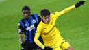 Pemain Brugge Clinton Mata (kiri) berebut bola dengan pemain Borussia Dortmund Giovanni Reyna pada pertandingan Grup F Liga Champions di Stadion Jan Breydel, Bruges, Belgia, Rabu (4/11/2020). Dortmund menang 3-0, Erling Haaland mencetak dua gol. (AP Photo/Francisco Seco)