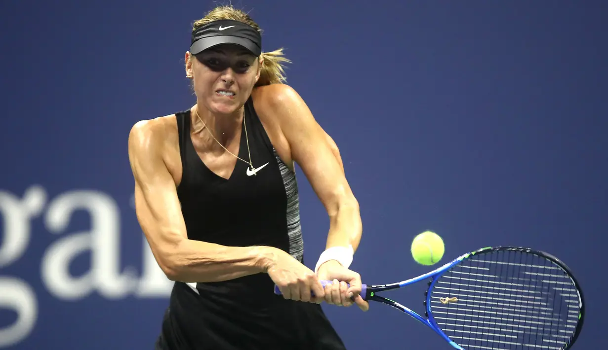 Petenis Rusia, Maria Sharapova mengembalikan bola Carla Suarez Navarro dari Spanyol saat bertandong di 16 besar AS Terbuka 2018 di USTA Billie Jean King National Tennis Center, New York, (3/9). (AFP Photo/Julian Finney)