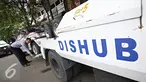 Petugas Dinas Perhubungan DKI Jakarta melakukan razia parkir liar di kawasan Jatinegara, Jakarta, Senin (28/12). Meski sudah ditertibkan, pengendara masih tak menghiraukan peraturan tersebut. (Liputan6.com/Immanuel Antonius)