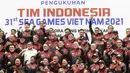 <p>Kontingen Indonesia untuk SEA Games 2021 resmi dikukuhkan. Acara tersebut berlangsung di Hall Basket Gelora Bung Karno, Senayan, Jakarta, Minggu (8/5/2022). (Bola.com/M Iqbal Ichsan)</p>