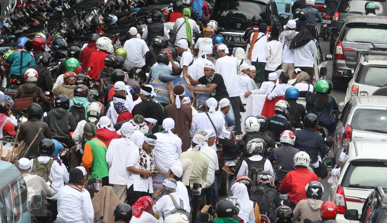 Massa demo 2 Desember saat terjebak macet di Jalan Salemba Raya, Jakarta, Jumat (2/12). Tingginya mobilisasi massa yang akan mengikuti Aksi 2 Desember mengakibatkan sejumlah ruas jalan menuju Monas macet total. (Liputan6.com/Immanuel Antonius)