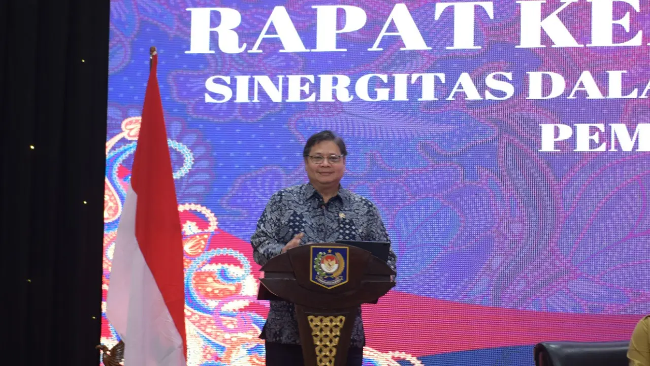 Menteri Koordinator Bidang Perekonomian Airlangga Hartarto yang hadir langsung dalam Rapat Kerja Nasional Camat dalam Mendukung Penanggulangan Covid-19 di Jakarta, Jumat (1/4/2022). ( Sumber ekon.go.id)