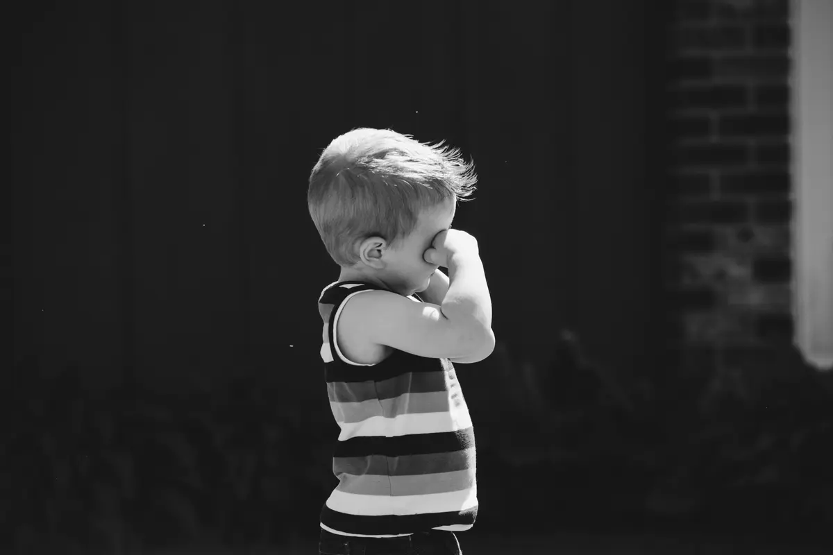 Ilustrasi Anak Laki-Laki yang Sedang Berjuang Melawan Leukemia (Foto: Unsplash/Kelly Sikkema)