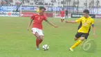 Pertarungan sengit tersaji di pertandingan uji coba antara Timnas U-16 Indonesia kontra Semen Padang U-16 di Stadion Singaperbangsa, Jawa Barat, Senin (9/3/2015). Timnas U-16 bermain imbang 4-4 dengan Semen Padang U-16. (Liputan6.com/Herman Zakharia)
